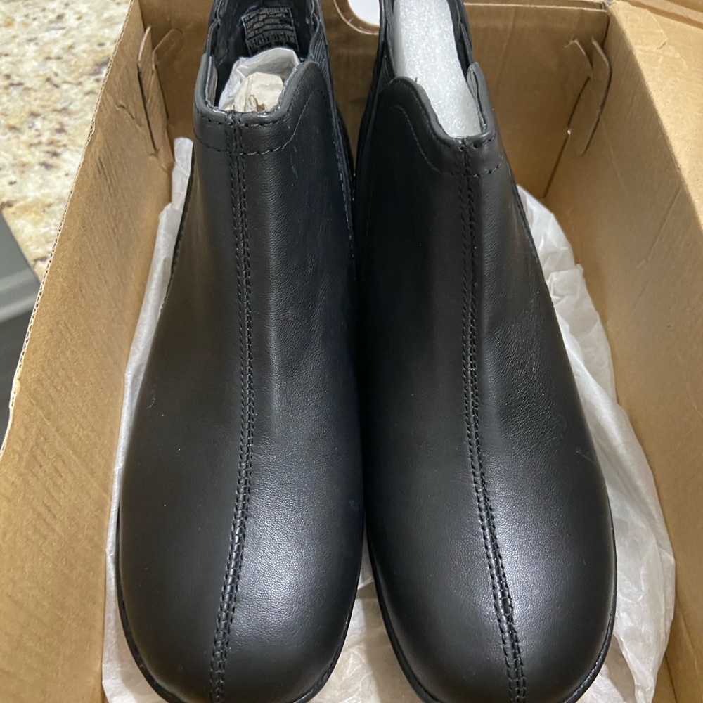 Awesomely Comfortable Skechers Boots. Black 7.5M.